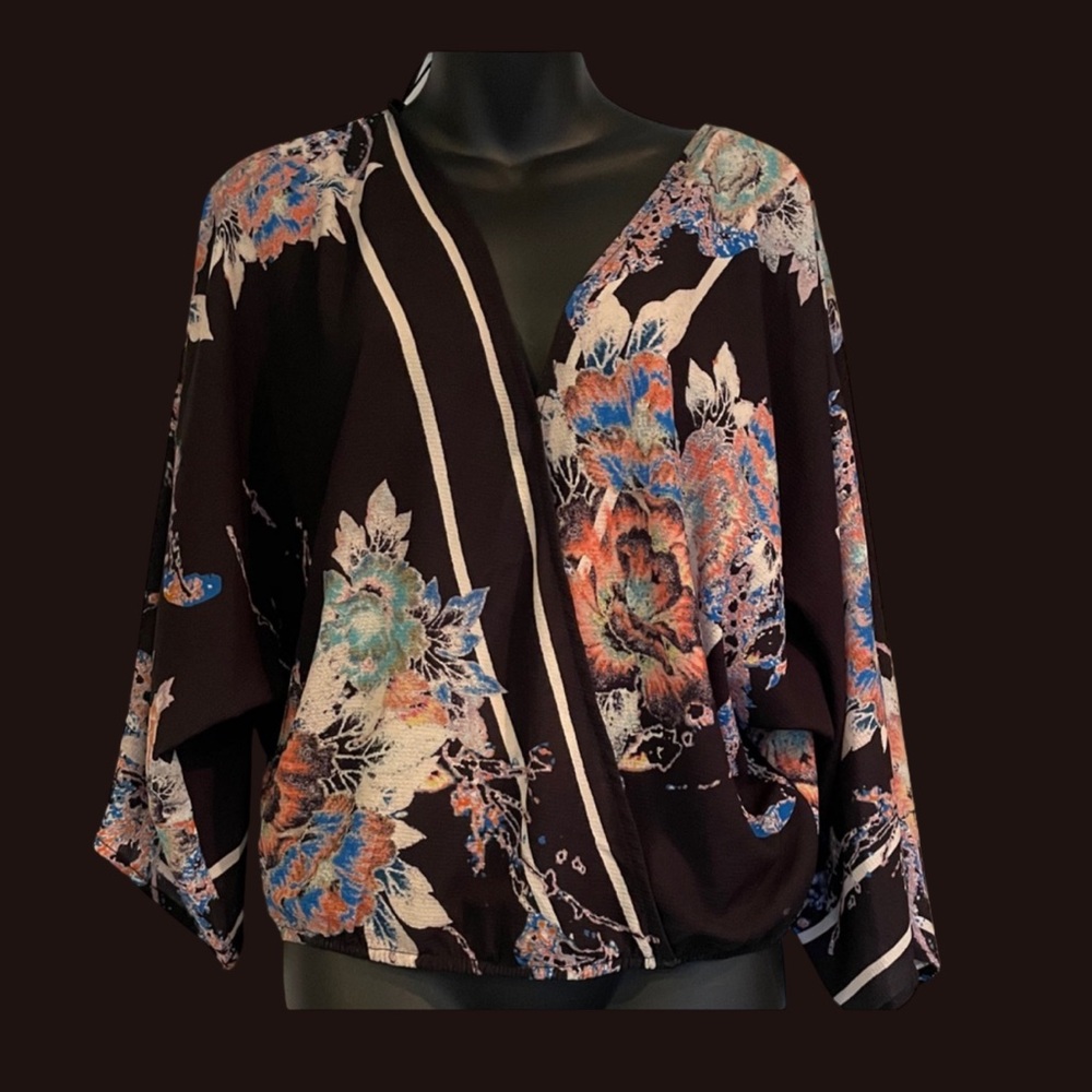 🌺Gorgeous Floral Flying Tomato Beautiful Blouse - Picture 4 of 9